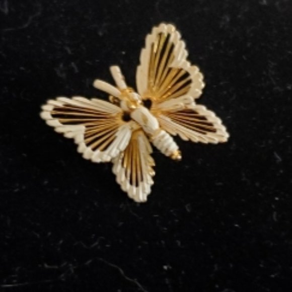 Vintage Golden Butterfly Lapel Pin - Picture 4 of 5